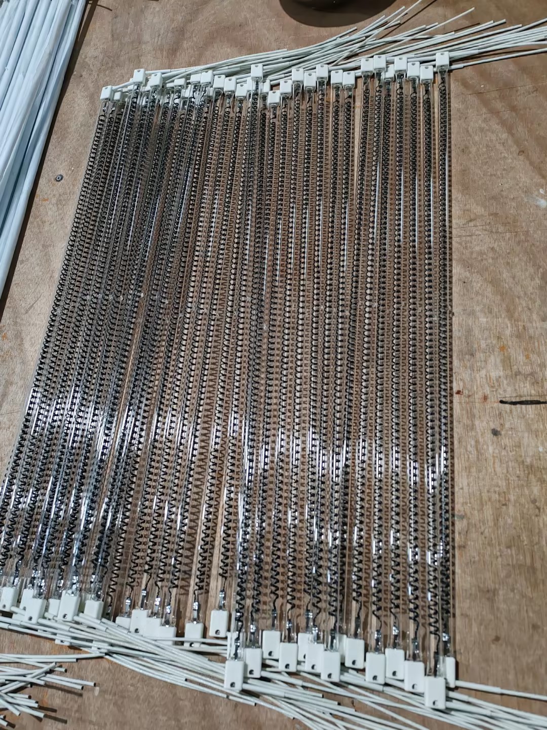 2500W 1260mm uzunluğunda şeffaf karbonfiber ısıtma lambası